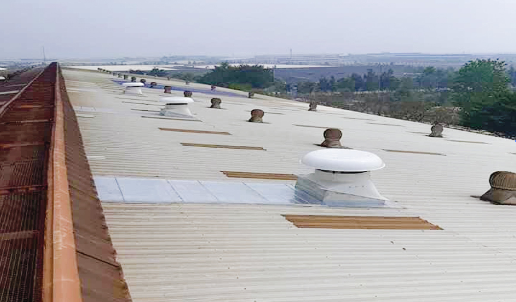 So sánh quạt hút công nghiệp và quạt dân dụng trong xử lý khói