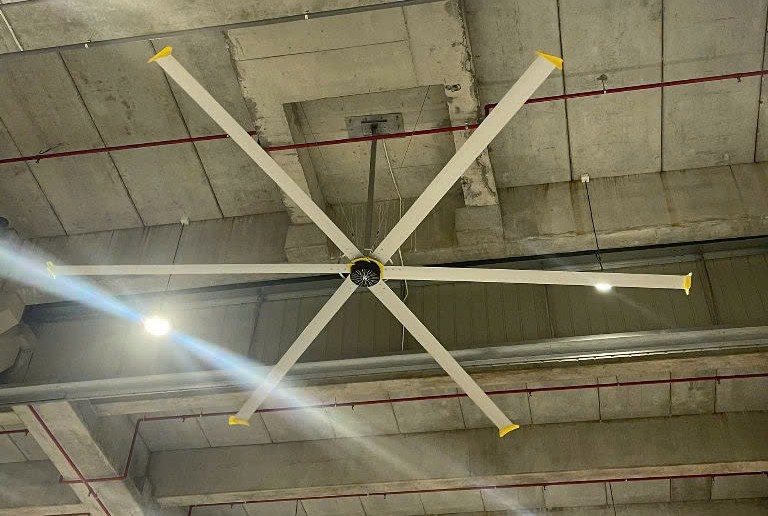 So sánh hiệu quả làm mát giữa quạt trần công nghiệp và máy lạnh