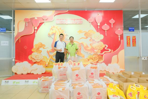 Nghệ Năng trao quà Vu Lan cho CNCNV
